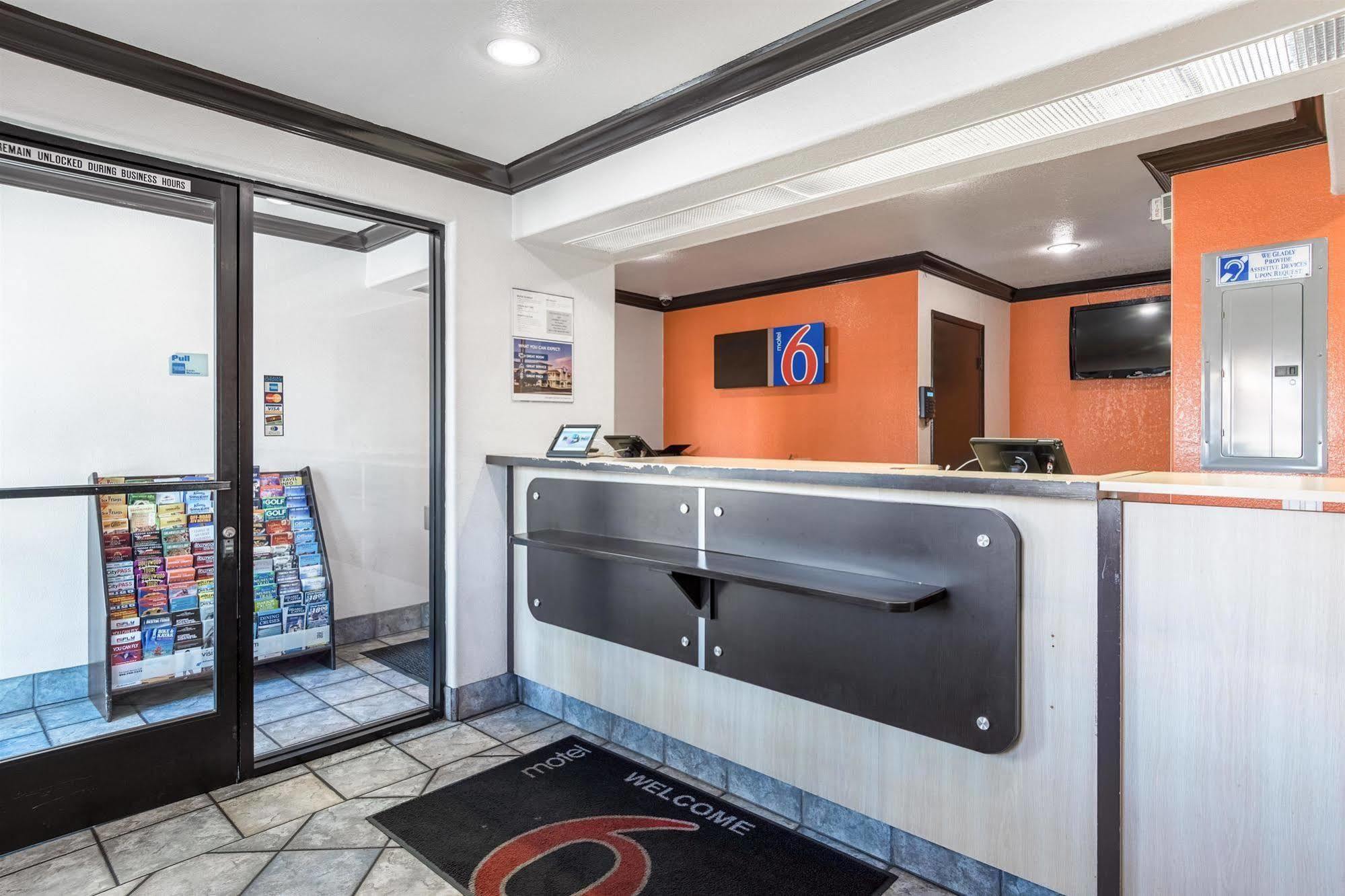 Motel 6 Riverside, Ca - Ucr East Exterior photo